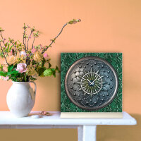 Tischuhr 30cmx30cm inkl. Alu-Ständer -antikes Design Mittelalter Artefakt Steampunk  geräuschloses Quarzuhrwerk -Wanduhr-Standuhr TU3798 DIXTIME