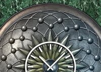 Tischuhr 30cmx30cm inkl. Alu-Ständer -antikes Design Mittelalter Artefakt Steampunk  geräuschloses Quarzuhrwerk -Wanduhr-Standuhr TU3798 DIXTIME