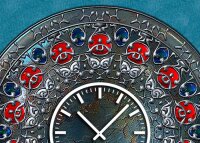 Tischuhr 30cmx30cm inkl. Alu-Ständer -antikes Design bronze Artefakt Mittelalter  geräuschloses Quarzuhrwerk -Wanduhr-Standuhr TU3800 DIXTIME