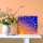 Tischuhr 30cmx30cm inkl. Alu-Ständer -abstraktes Design Space blau orange geräuschloses Quarzuhrwerk -Kaminuhr-Standuhr TU3093 DIXTIME